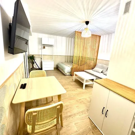 Calme Proche Gare Garavan דירה