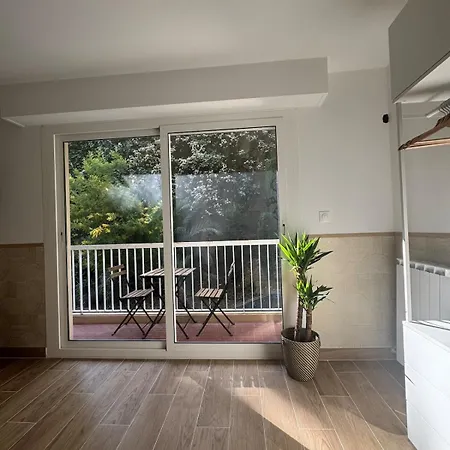 Calme Proche Gare Garavan شقة مينتون